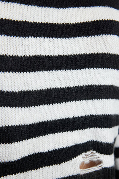 Trendyol Collection Crew Neck Black Crop Knitwear Svetr - měkká textura Twoaw25Kz00232