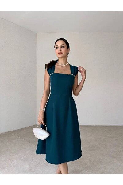 Afiş Butik اللون الأخضر الزمردي - فستان متوسط الطول بياقة صفية وتفاصيل لؤلؤية...