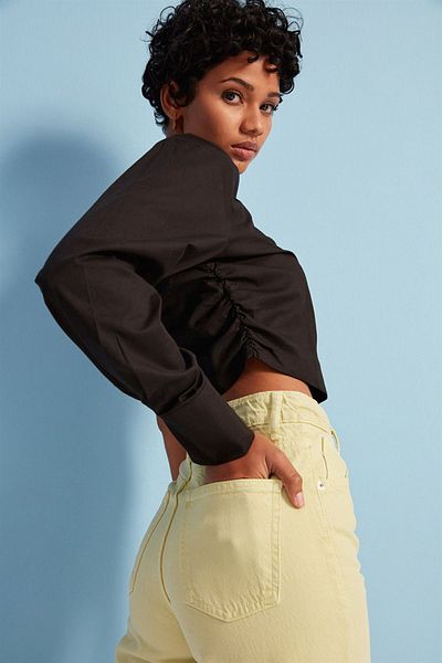 VATKALI Einärmelige, detaillierte Crop-Bluse in Schwarz