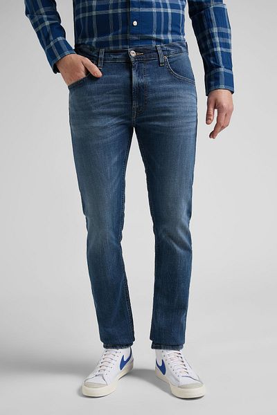 Lee بنطال جينز Luke Slim Fit بقصة ضيقة وخصر منخفض وساق نحيفة باللون الأزرق للرجال من قماش الدنيم