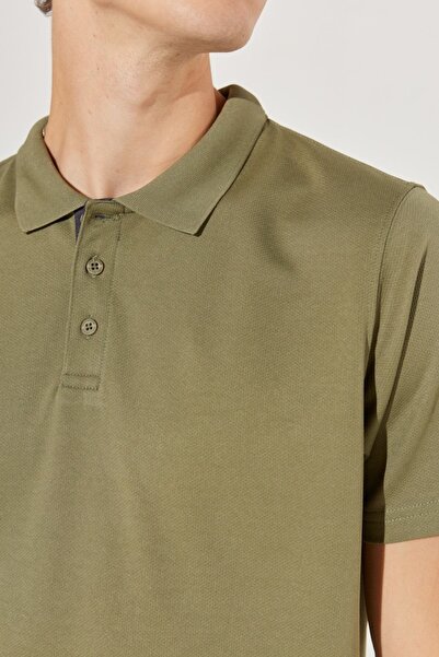 ALL TERRAIN GEAR -x- Wrangler Khakifarbenes Polo-Shirt mit Rundhalsausschnitt – AllTerrain Gear, RegularFit