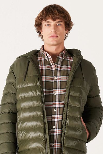 WRANGLER Khakifarbene, gesteppte Pufferjacke – normale Passform, Kapuze