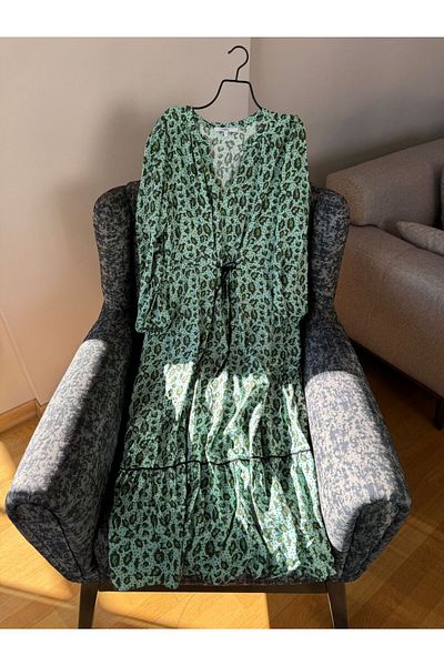 Natavanbutık Rochie lungă cu decolteu în V, verde, cu detaliu de scoici