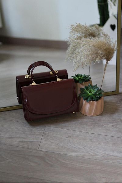 Moom Bag حقيبة كتف نسائية ذات غطاء بيضاوي من الجلد باللون العنابي مع حزام