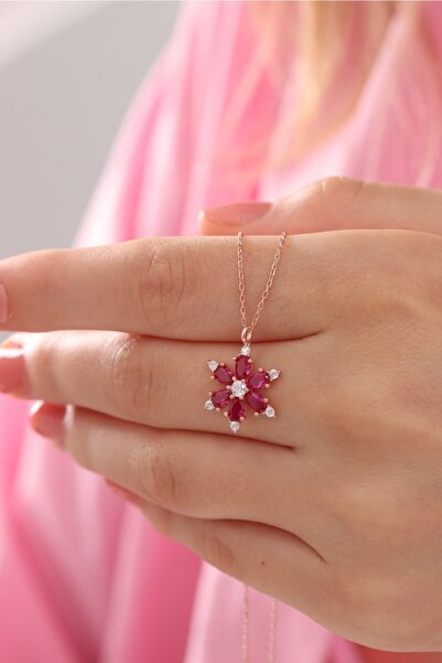 Bilsen Store Kadın 925 Ayar Gümüş Zincirli Rose Kaplama Yakut Kırmızı Taşlı Lotus Kamelya Çiçeği Kolye