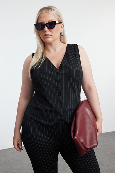 Trendyol Curve Schwarze, gestreifte Strickweste in Übergröße mit normaler Passform TBBAW25BH00005