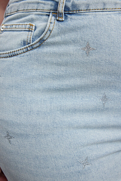 Trendyol Curve Blugi cu talie înaltă cu imprimeu cu stele, talie mare - albastru deschis, dreptate, TBBAW25CJ00014