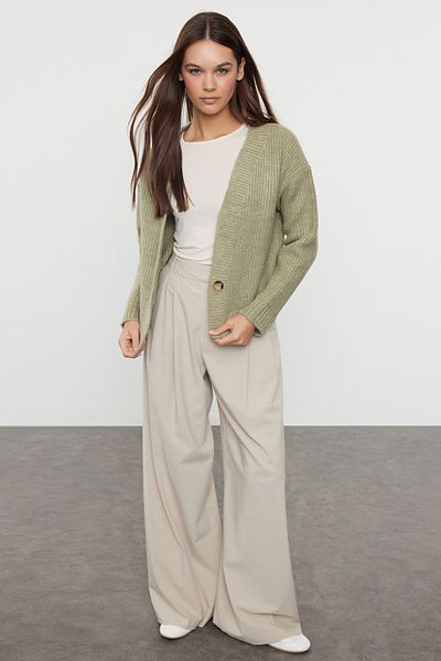 Trendyol Collection Weich strukturierter Strick-Cardigan mit tiefem Kragen – Khaki TWOAW25HI00064