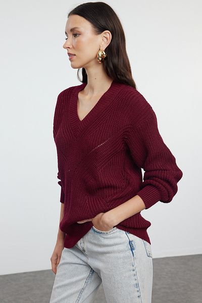 Trendyol Collection Weinroter Strickpullover mit V-Ausschnitt - Durchbrochen/Loch TWOAW21KZ0690