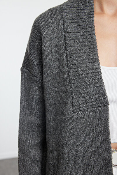 Trendyol Collection Wide Fit měkký texturovaný antracitový úplet Cardigan - TWOAW25HI00082