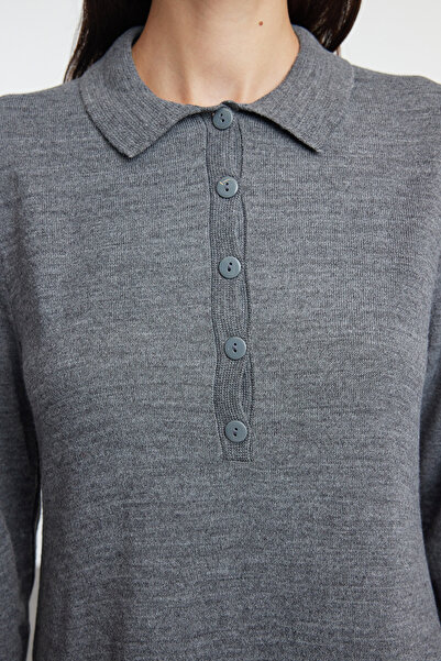 Trendyol Collection Polo nyakú antracit midi kötöttáru ruha - TWOAW25EL00010