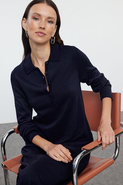 Trendyol Collection Póló nyakú sötétkék midi kötöttáru ruha - TWOAW25EL00010