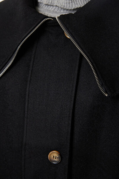 Trendyol Collection Černý midi kabát Regular Fit - Detailní límec Twoaw25kb00041