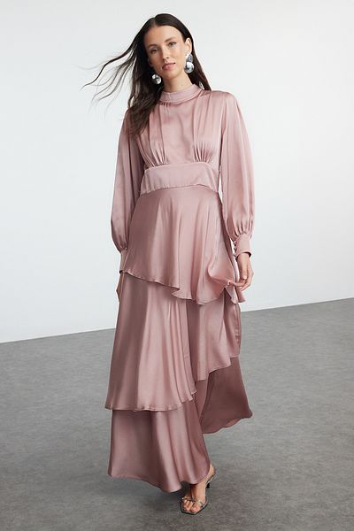 Trendyol Modest Abendkleid aus puderfarbenem Satin mit Lagenrock - TCTSS24DB00069