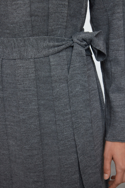 Trendyol Modest Široké antracitové úpletové šaty se šňůrou - TCTAW25EB00037