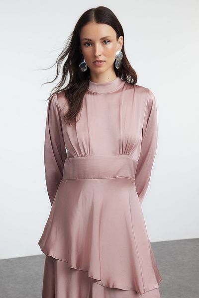 Trendyol Modest Abendkleid aus puderfarbenem Satin mit Lagenrock - TCTSS24DB00069