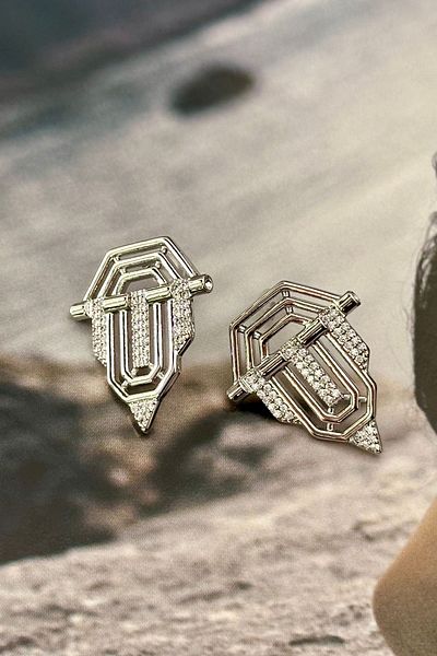 Trendy Butik أقراط نموذج العلامة التجارية الفضية اللون