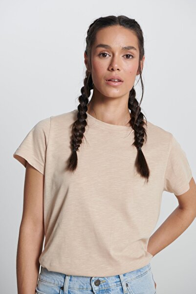 Lee Μπλουζάκι με λαιμόκοψη σε μπεζ χρώμα και κανονική εφαρμογή