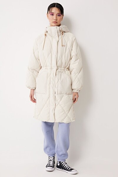 Lee Regular Fit Normal Kesim Kapüşonlu Cep Detaylı Kadın Ekru Uzun Şişme Mont