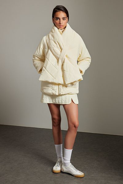 Trendyol Collection Vodoodpudivý Ecru prošívaný kabát s detailem šálu, Regular Fit Twoaw25Mo00083