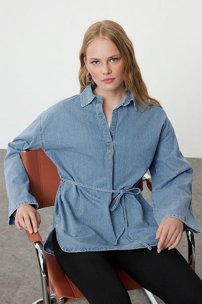 Trendyol Collection Übergroßes blaues Jeanshemd zum Binden, TWOAW25GO00082