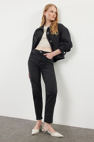 Trendyol Collection Czarne dopasowane jeansy Mom Jeans - Twoaw25je00113