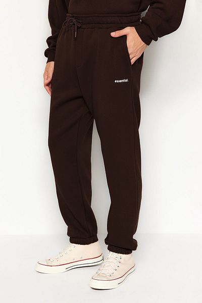 Trendyol Collection Dunkelbraunes Oversize-Sweatshirt-Trainingsanzug-Set mit Textdruck – TMNAW24EM00004
