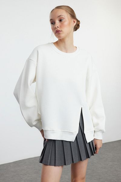 Trendyol Collection Ecru pletená mikina – detail rozparku, široký střih TWOAW25SW00034