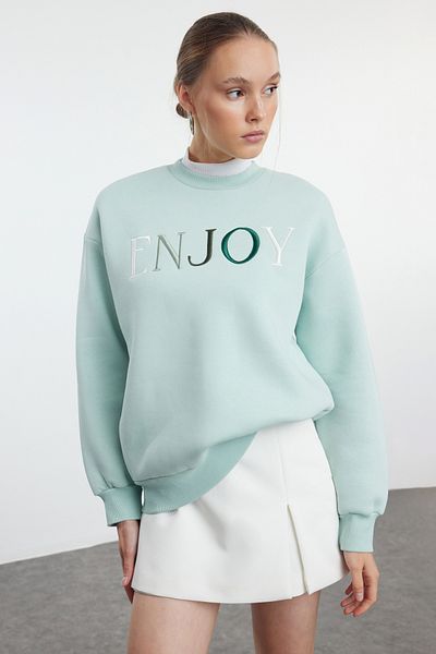 Trendyol Collection Mintgrünes Strick-Sweatshirt mit Rundhalsausschnitt und aufgesticktem Slogan - Regular Fit TWOAW25SW00127