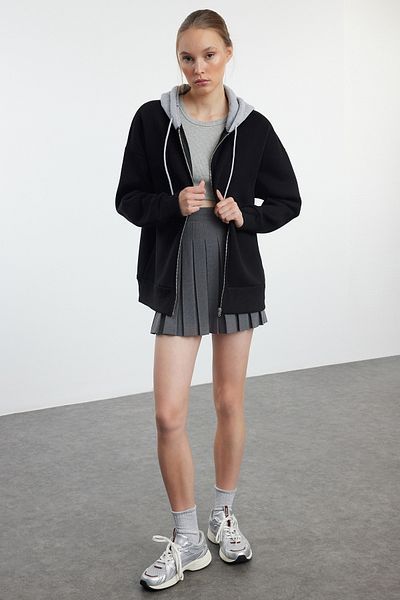 Trendyol Collection Übergroßes schwarzes Strick-Sweatshirt mit Kapuze und Reißverschluss - TWOAW25SW00101