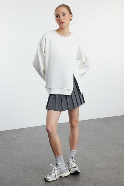Trendyol Collection Ecru pletená mikina – detail rozparku, široký střih TWOAW25SW00034