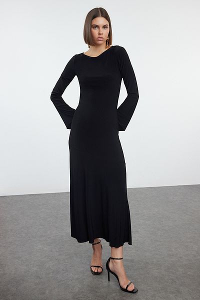 Trendyol Collection Elastyczna falbaniasta czarna maxi sukienka dzianinowa - prosty dekolt łódkowy TWOAW25EL00115