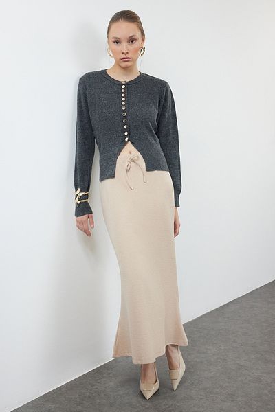 Trendyol Collection Beiger Maxi-Strickrock – Thessaloniki-Stoff, Fisch-Jersey und Schnürdetail TWOAW25ET00015