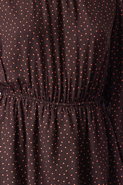 Trendyol Collection Puntíkaté minišaty s výstřihem – Flounce, Hnědá, Twoaw22el0126