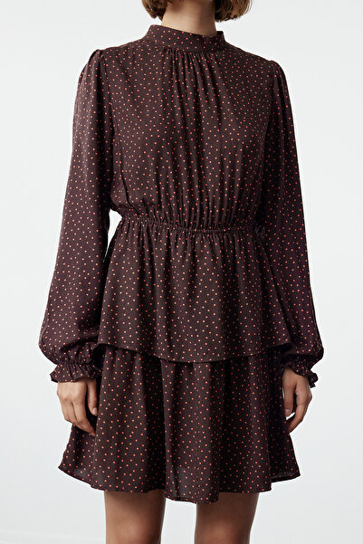 Trendyol Collection Puntíkaté minišaty s výstřihem – Flounce, Hnědá, Twoaw22el0126