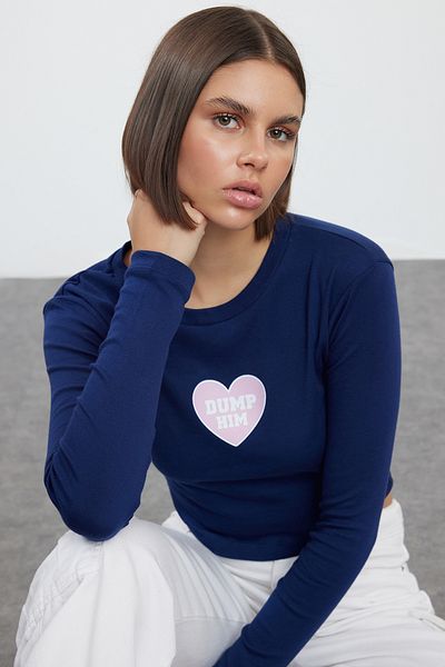 Trendyol Collection Πλεκτή μπλούζα Navy Blue Crop - τύπωμα συνθήματος, κοντή εφαρμογή TWOAW25BZ00124