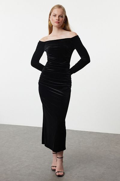 Trendyol Collection Schwarzes, körperbetontes Midikleid aus gestricktem Samt TPRAW25EL00135