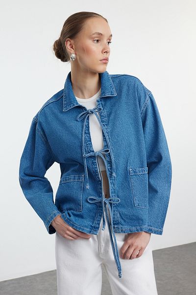 Trendyol Collection Oversize tmavě modrá džínová bunda - s detailem kravaty, TWOAW25CE00023