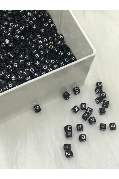 Caglar Accessories 6mm crne kockaste perle sa belim slovima (50g)