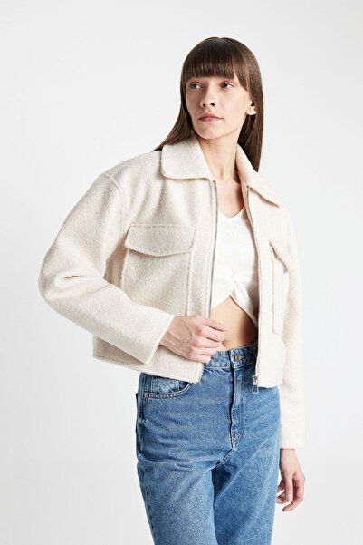 DeFacto Wasserabweisende kurze Kaschmirjacke mit Polokragen, Reißverschluss und Taschen – C0935ax24au