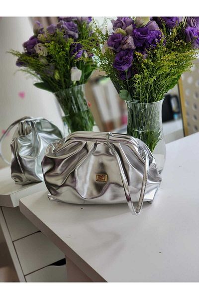 Moom Bag Geantă de umăr pentru femei în formă de pachet cu accesorii aurii argintii