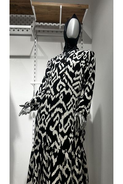 GİZGİYİM Black and White Patterned Collar Lace-up Ruffle Detailed Hijab Dress Plus Size