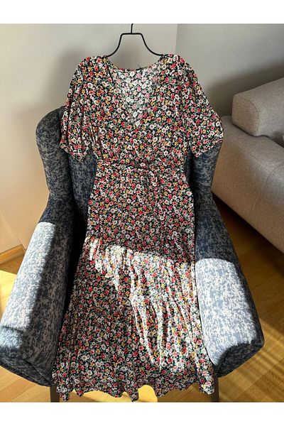 Natavan Rochie neagră cu decolteu în V cu imprimeu floral