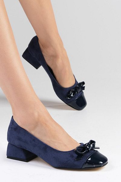 Mio Gusto Krátké dámské boty na podpatku s tupou špičkou Cassidy Navy Blue s mašlí