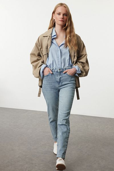 Trendyol Collection Blugi Mom Slim Fit Albastru deschis - TWOAW25JE00113