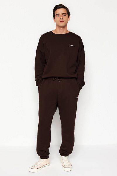 Trendyol Collection Dunkelbraunes Oversize-Sweatshirt-Trainingsanzug-Set mit Textdruck – TMNAW24EM00004