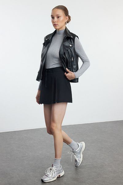 Kolekcia Trendyol Čierne skladané šortky s mini tkanou sukňou TWOAW25SR00035