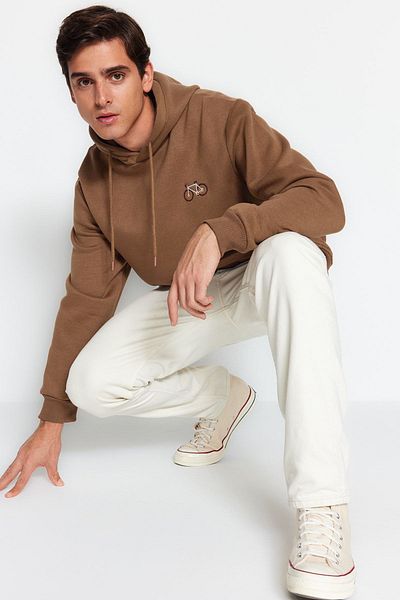 Trendyol Collection Minimalistisches, besticktes Fleece-Sweatshirt in Braun – Regular Fit TMNAW24sw00096