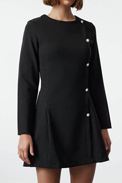 Trendyol Collection Detailní černé minišaty na knoflíky s výstřihem - TWOAW25EL00264