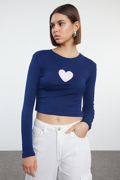 Trendyol Collection Πλεκτή μπλούζα Navy Blue Crop - τύπωμα συνθήματος, κοντή εφαρμογή TWOAW25BZ00124